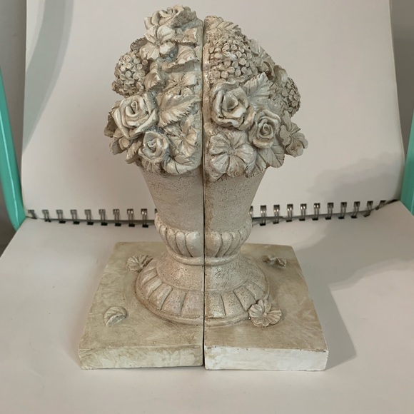 Shabby Chic Style Distressed Ivory Resin Flower Pot Bookends - Picture 5 of 5